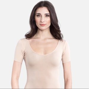 “Signature Seamless” in Almond from NUMI